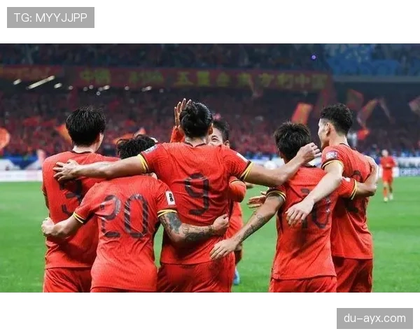 莱万多夫斯基上演帽子戏法，带领球队大胜引发球迷热议